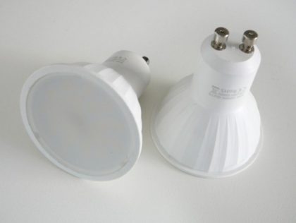 Dvě bílé LED žárovky s paticí GU10