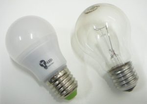 LED žárovka a klasická žárovka