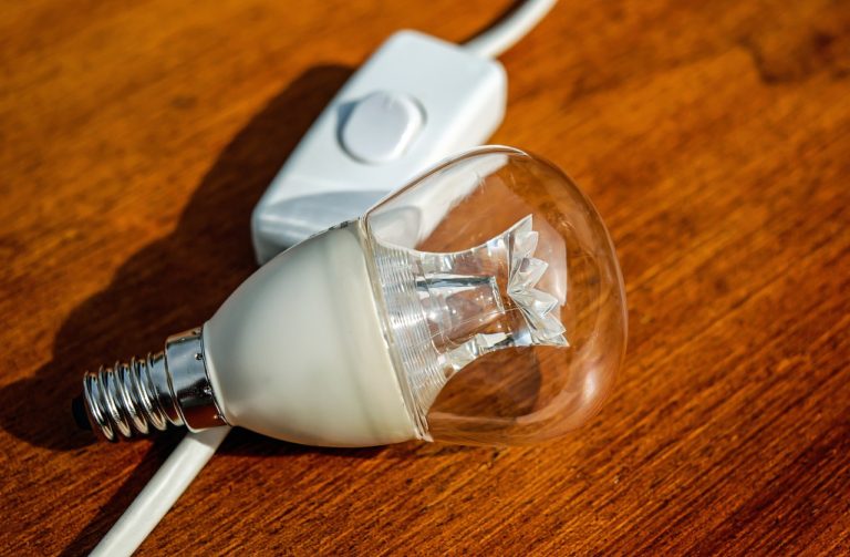 Žárovka na stole s vypínačem