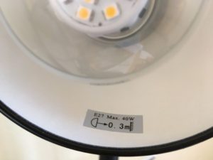 Žárovka s detailem štítku na svítidle